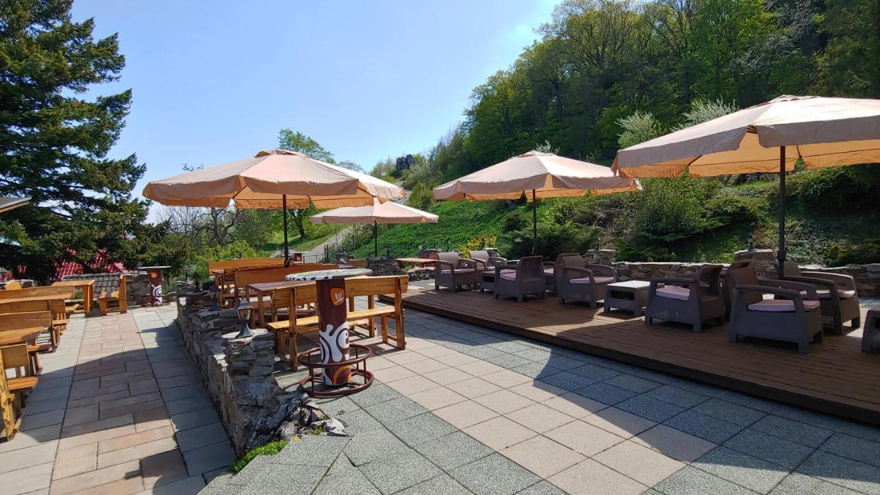 Pod Hradom Restaurant & Pension Topolcany Exterior photo